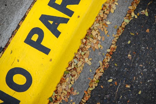 黄色禁止停车路面 · 免费素材图片