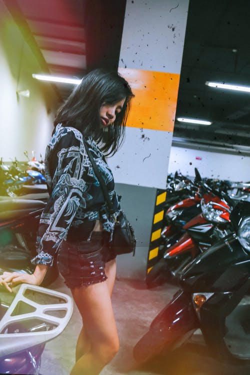 靠近摩托车的女人的摄影 · 免费素材图片