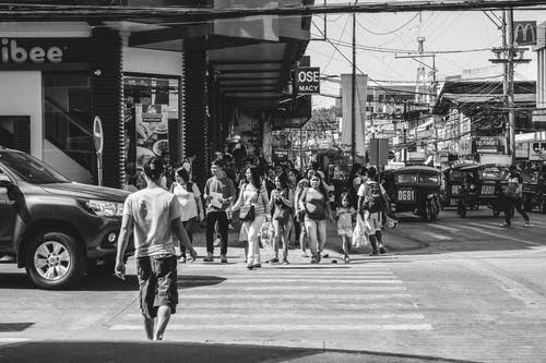 人过马路的单色摄影 · 免费素材图片