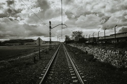 火车铁轨的灰度照片 · 免费素材图片
