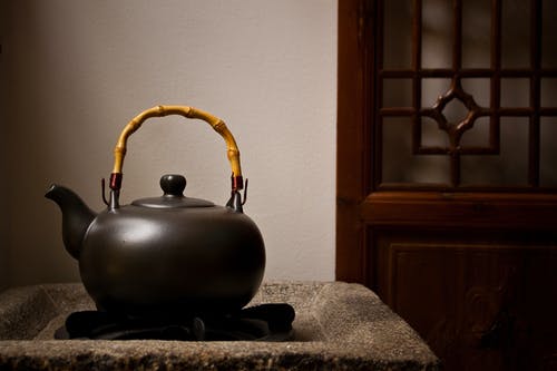 边桌上未使用的茶壶 · 免费素材图片