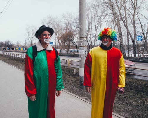 街上两个小丑的摄影 · 免费素材图片