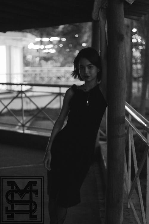 女人穿着黑色连衣裙的单色摄影 · 免费素材图片