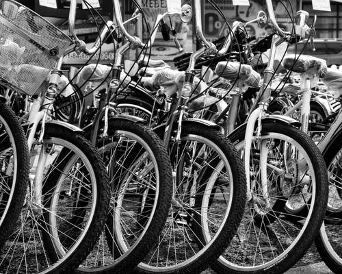 自行车的灰度照片 · 免费素材图片