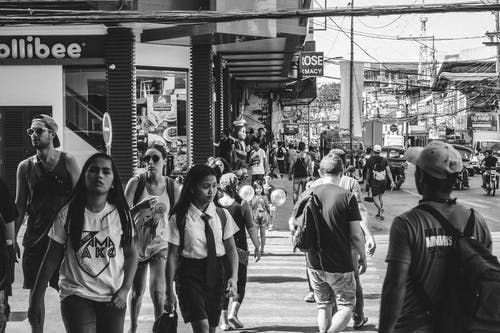 在街上行走的人的灰度照片 · 免费素材图片