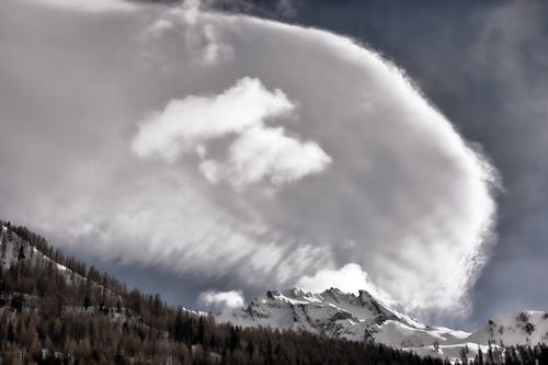 多云的天空下山的摄影 · 免费素材图片