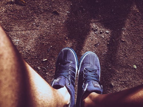 一对蓝色运动鞋的照片 · 免费素材图片