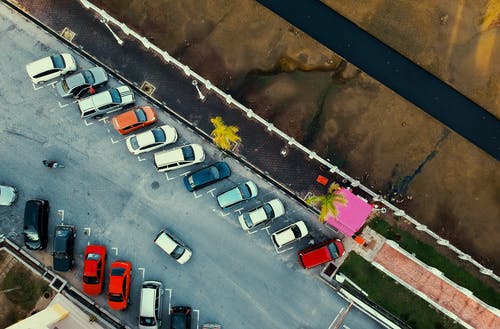 鸟瞰停放的汽车 · 免费素材图片