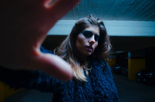 蓝色皮毛上衣的女人 · 免费素材图片