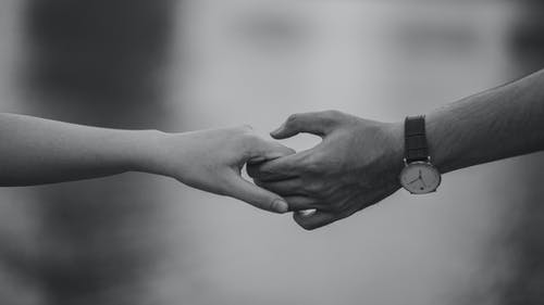情侣牵着手的单色照片 · 免费素材图片
