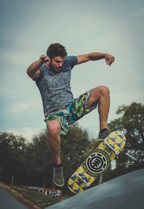 男子玩滑板 · 免费素材图片
