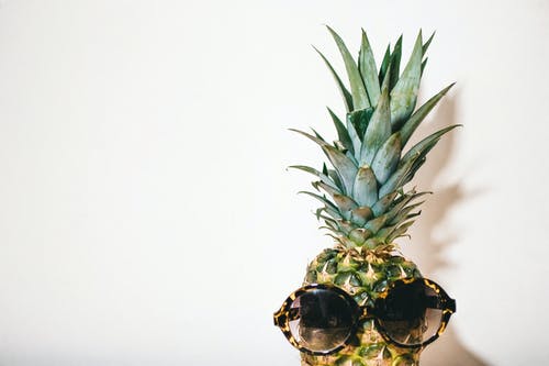 菠萝眼镜的特写摄影 · 免费素材图片