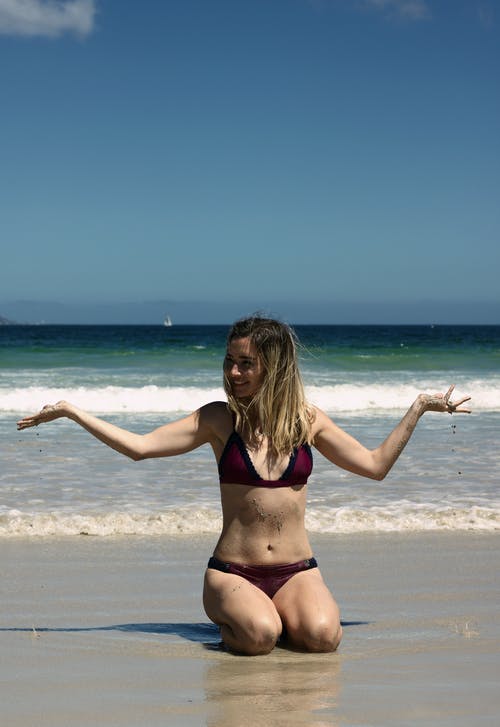 在海边穿比基尼的女人 · 免费素材图片