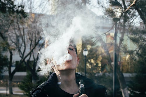 使用vape的人的摄影 · 免费素材图片