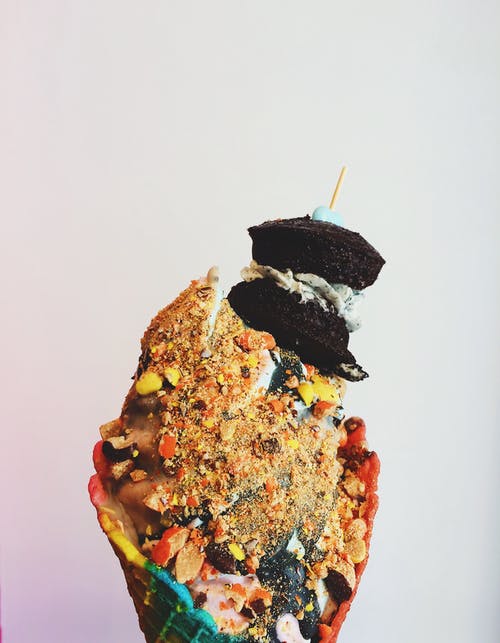 蛋筒冰淇淋配碎花生和核仁巧克力饼 · 免费素材图片