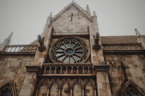 棕色混凝土大教堂的低角度照片 · 免费素材图片