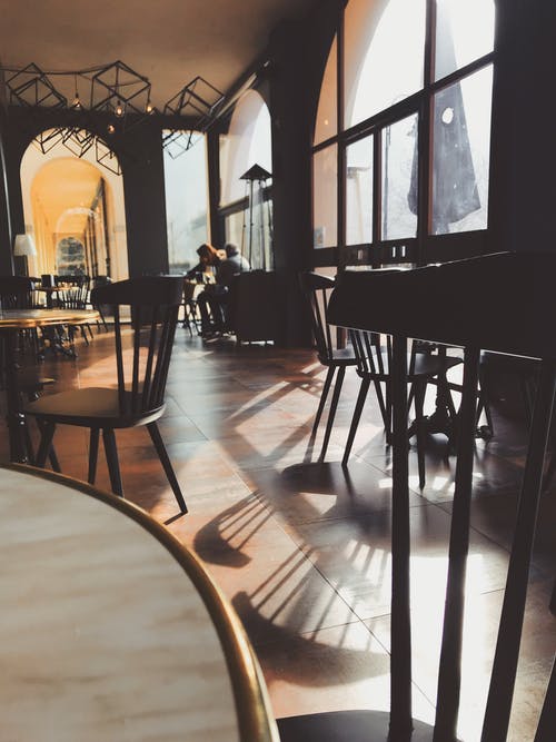 黑色木制餐椅在餐厅的照片 · 免费素材图片