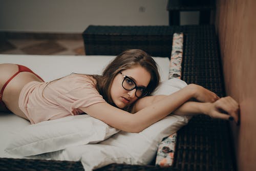女人躺在米色圆领衬衫 · 免费素材图片
