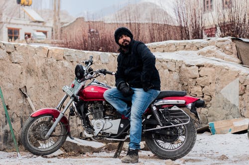 黑色套头衫连帽衫的男人 · 免费素材图片