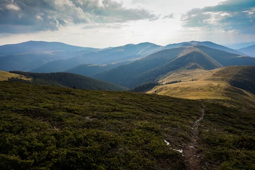 多云的天空下山的航拍 · 免费素材图片
