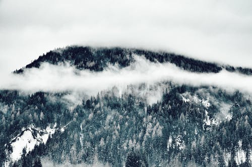 白云覆盖的山脉 · 免费素材图片