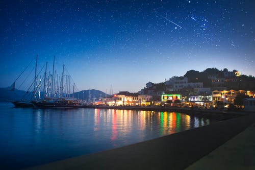 水体附近的混凝土结构 · 免费素材图片