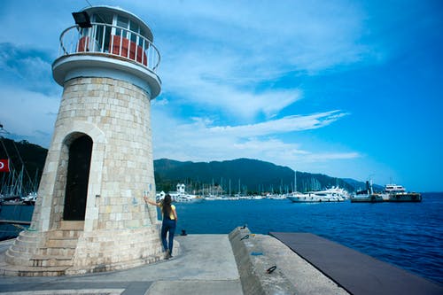 海洋附近的灰色混凝土灯塔 · 免费素材图片