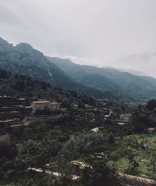 房子在山附近的航拍照片 · 免费素材图片