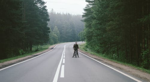 黑色自行车的人 · 免费素材图片