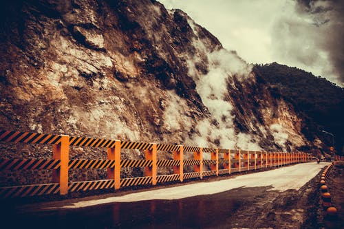 白天山附近的混凝土路 · 免费素材图片