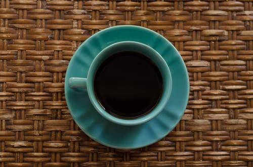 茶碟上的蓝绿色陶瓷杯 · 免费素材图片