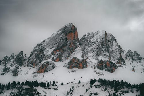 白云下的雪山 · 免费素材图片