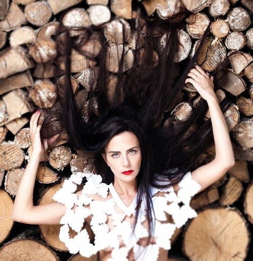 躺在原木上的女人 · 免费素材图片