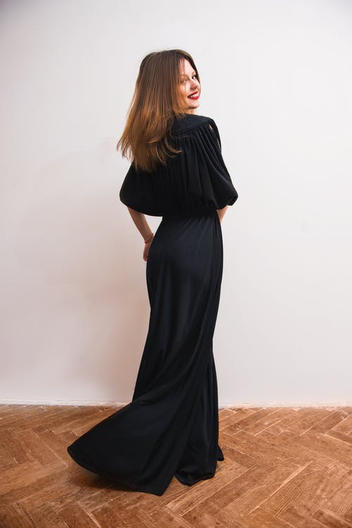 女人穿着黑色长裙 · 免费素材图片