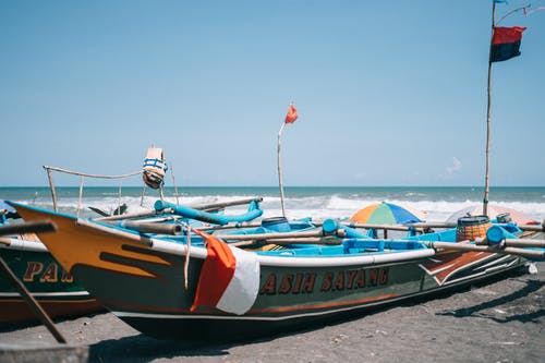 海边的绿色和橙色船 · 免费素材图片