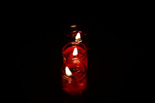 在黑暗的地方摄影三个小烛光蜡烛 · 免费素材图片