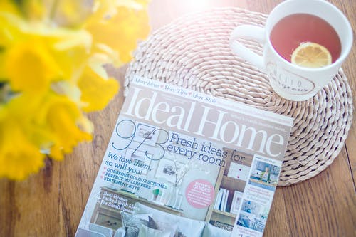 杂志在茶附近的照片 · 免费素材图片