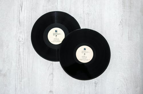木制surace上的黑胶唱片摄影 · 免费素材图片
