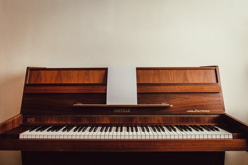 棕色立式钢琴 · 免费素材图片