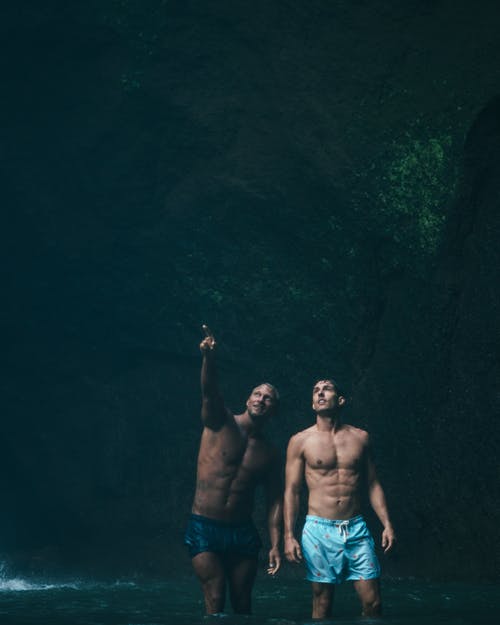 两名男子身穿蓝色短裤的水体 · 免费素材图片