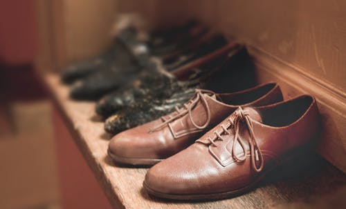 棕色皮鞋的特写摄影 · 免费素材图片
