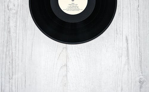 在木质表面上的黑胶唱片 · 免费素材图片
