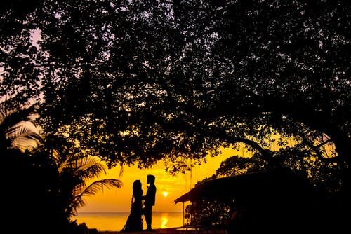 男人和女人在日落的剪影照片 · 免费素材图片