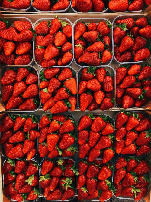 草莓在容器上的顶视图摄影 · 免费素材图片