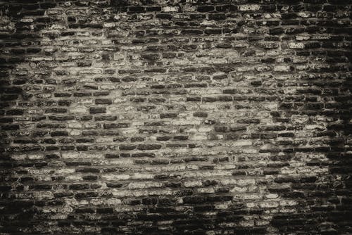 砖墙的灰度照片 · 免费素材图片