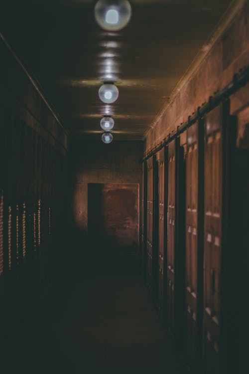昏暗的灯光与走廊的照片 · 免费素材图片