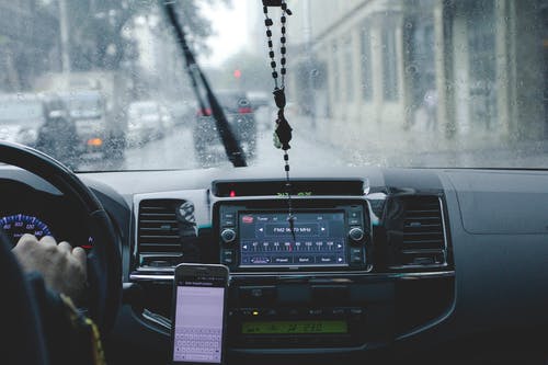下雨时驾驶汽车的人的照片 · 免费素材图片