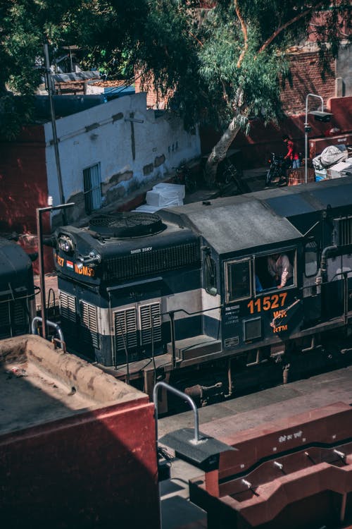 火车在铁路上的照片 · 免费素材图片