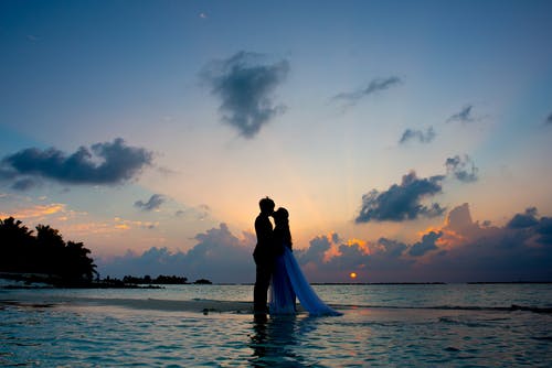 男人和女人的吻照片剪影之间水体 · 免费素材图片