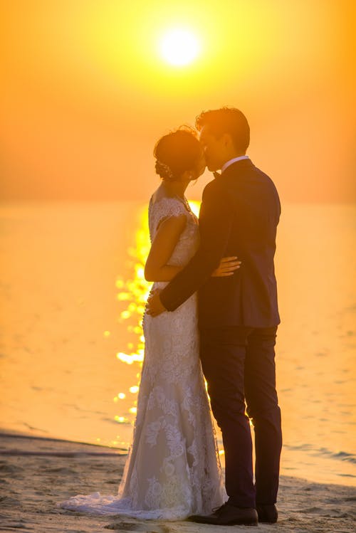 男人和女人在夕阳下接吻 · 免费素材图片